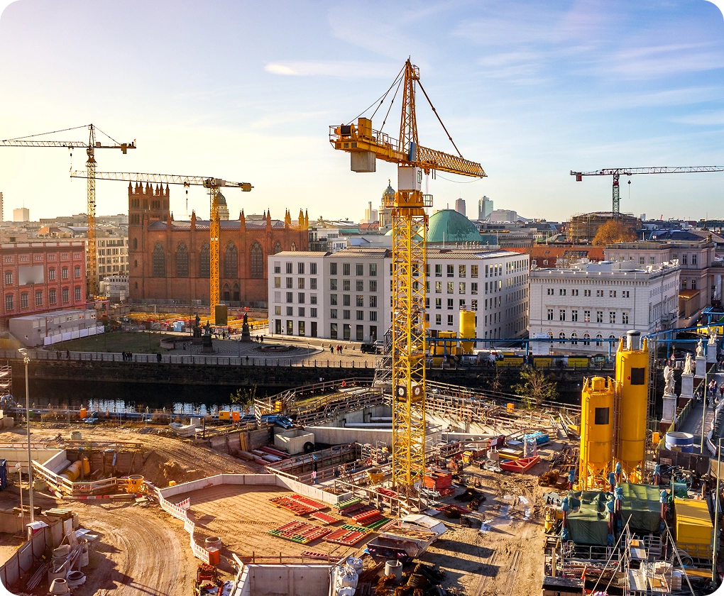 Baustelle mit mehreren Kränen und Gebäuden im Bau