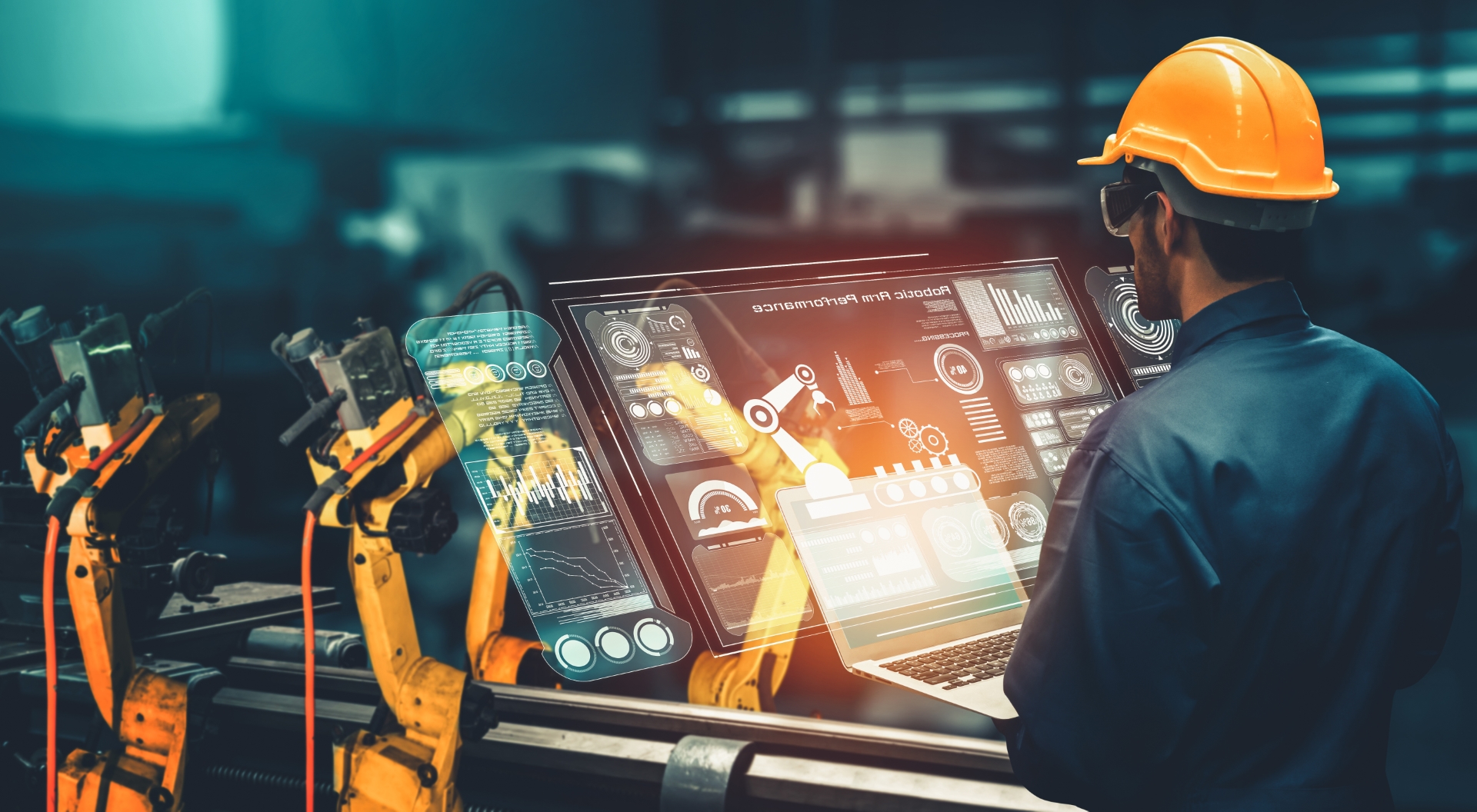 Technischer Experte mit Schutzhelm vor digitalen Anlagenanzeigen