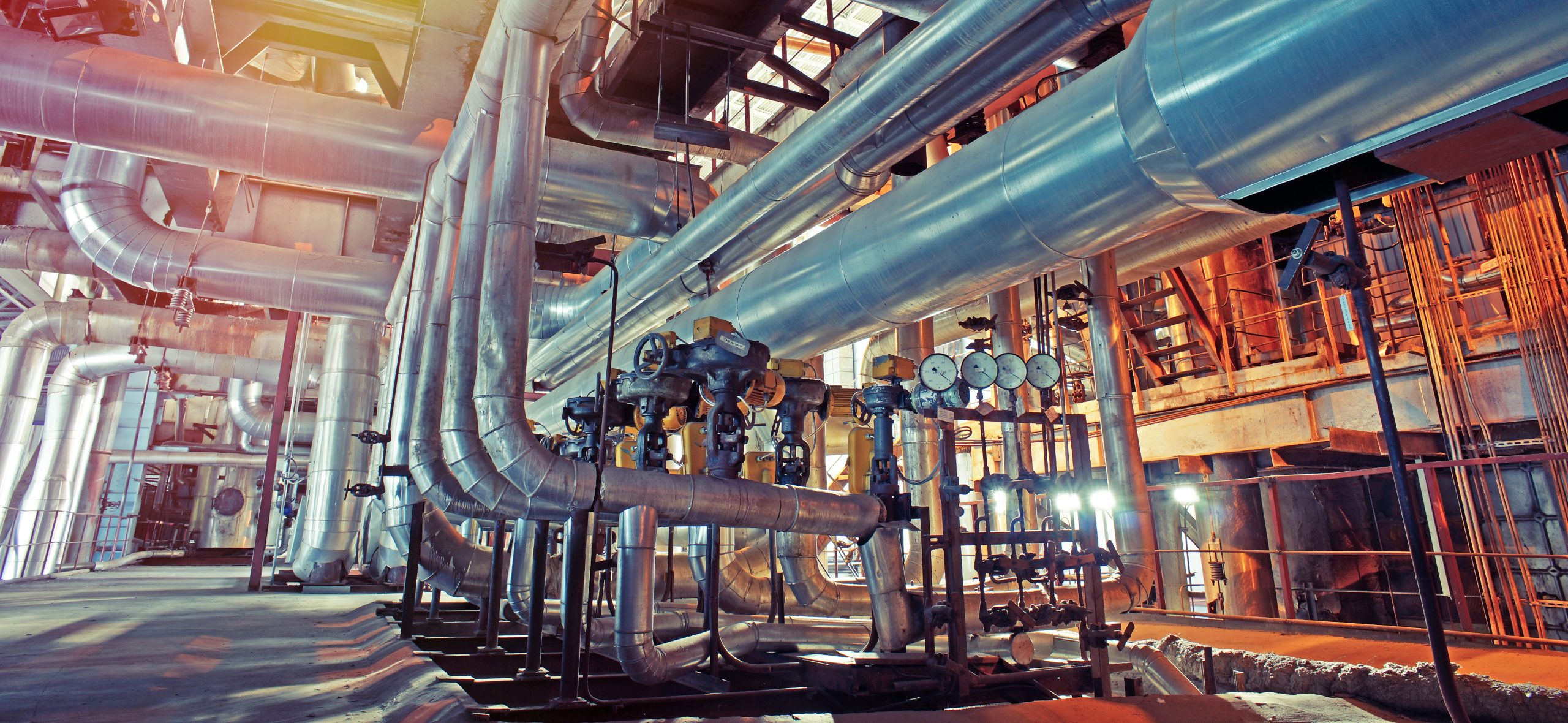 Technische Industrieanlage mit Rohrleitungen