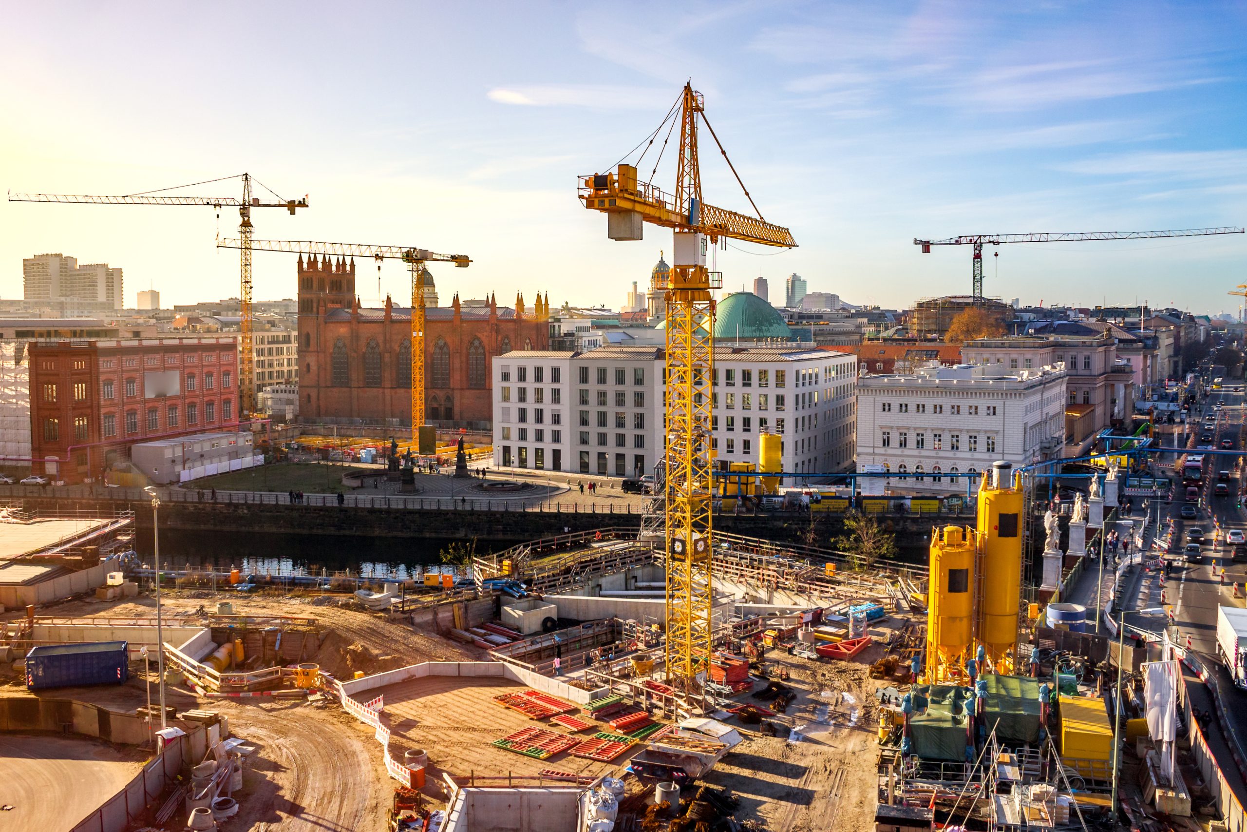 Baustelle mit Kränen
