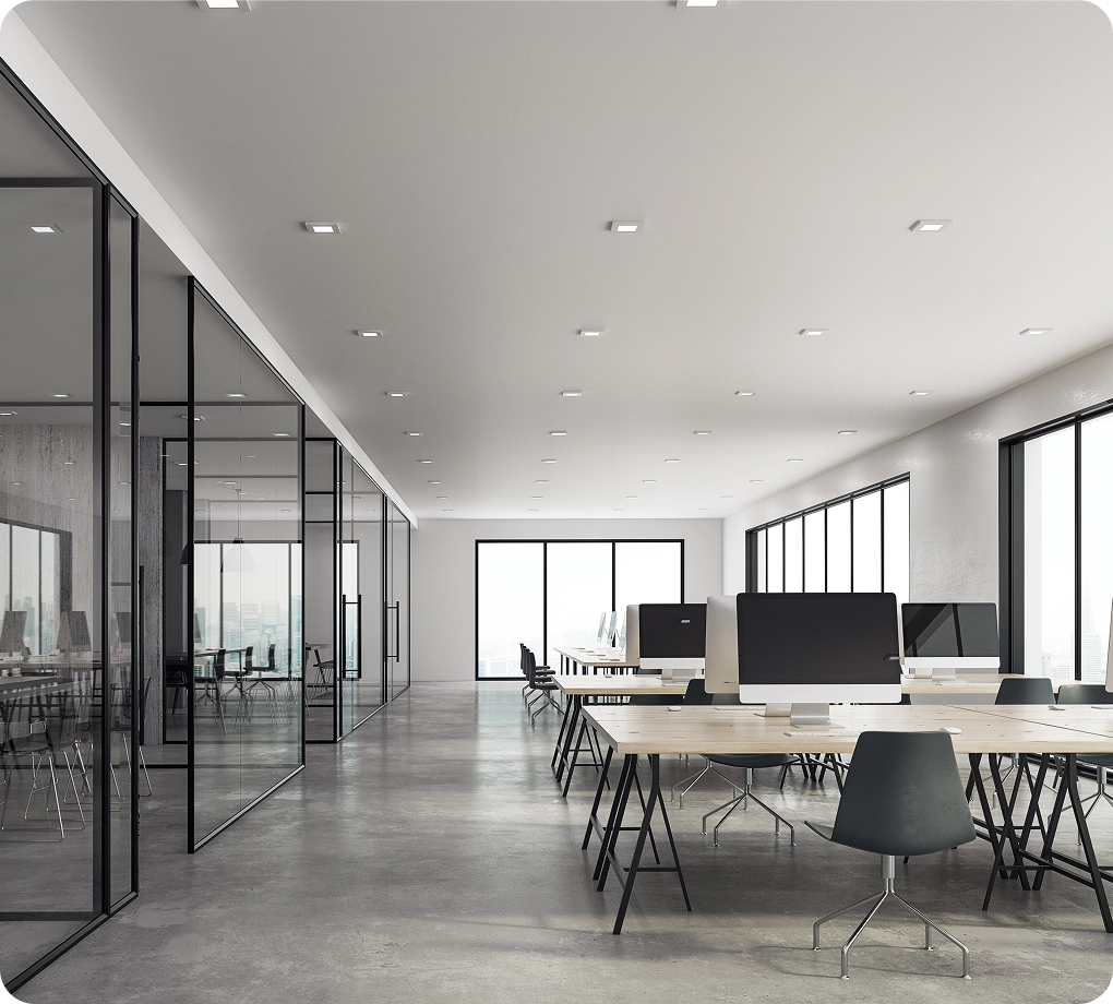 Helles Büro mit Glaswänden und Arbeitsplätzen