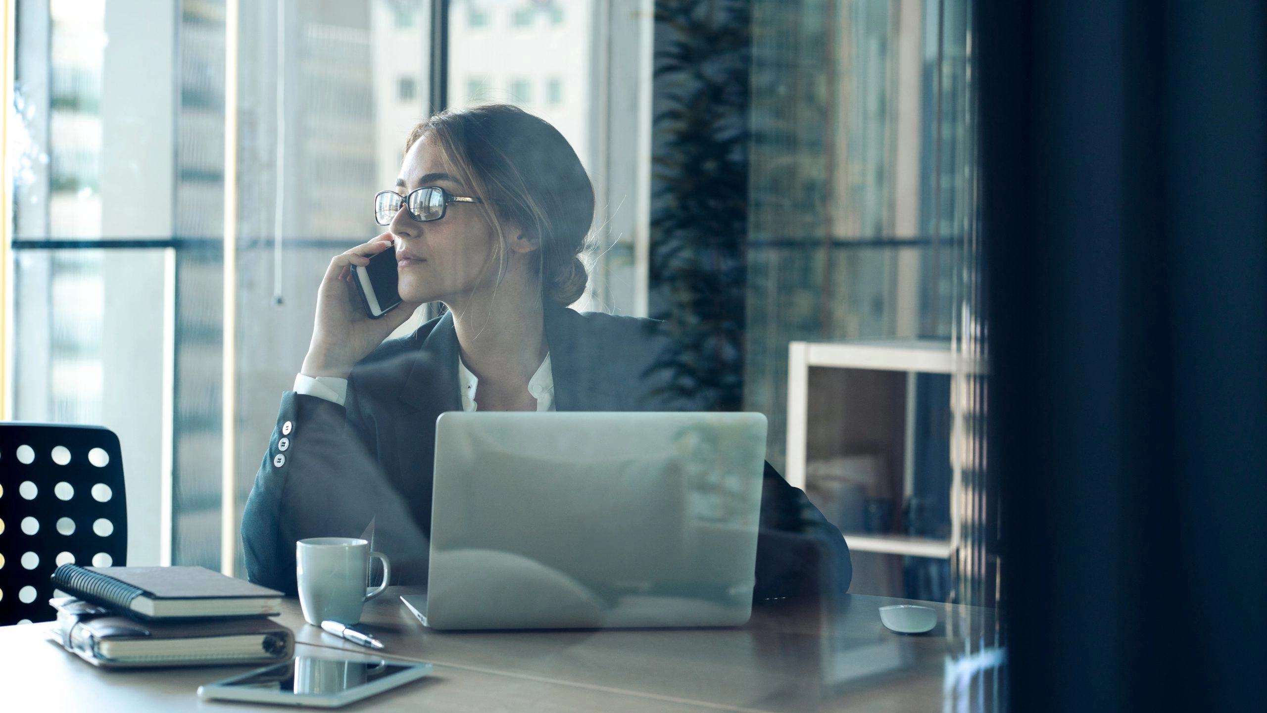 Personalberaterin im telefonischen Austausch am Arbeitsplatz